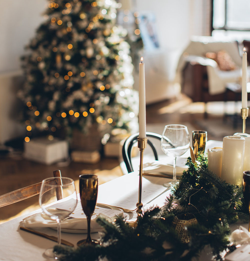 Vianočná výzdoba interiéru a štedrovečerný stôl s trstinou a sviečkami