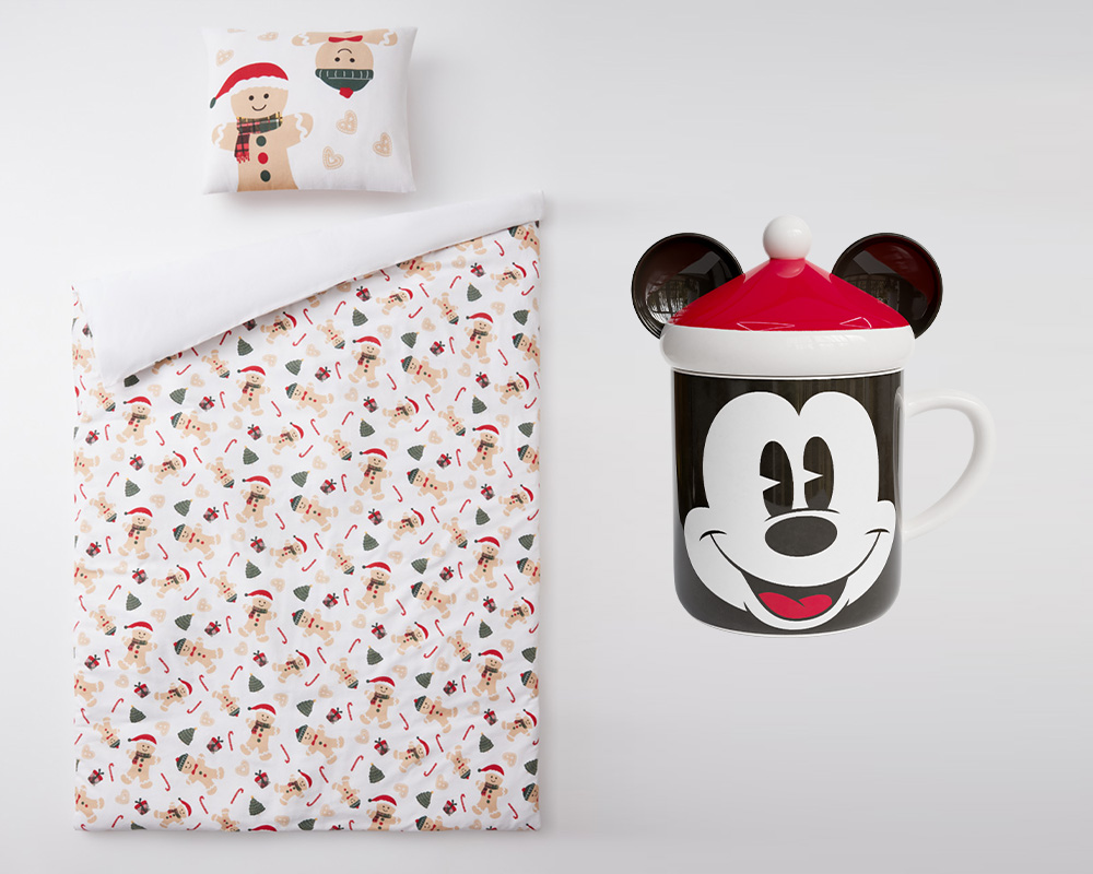 Vianočné obliečky od spoločnosti Pepco na detský darček vedľa vianočného darčekového hrnčeka s motívom Mickey Mouse.