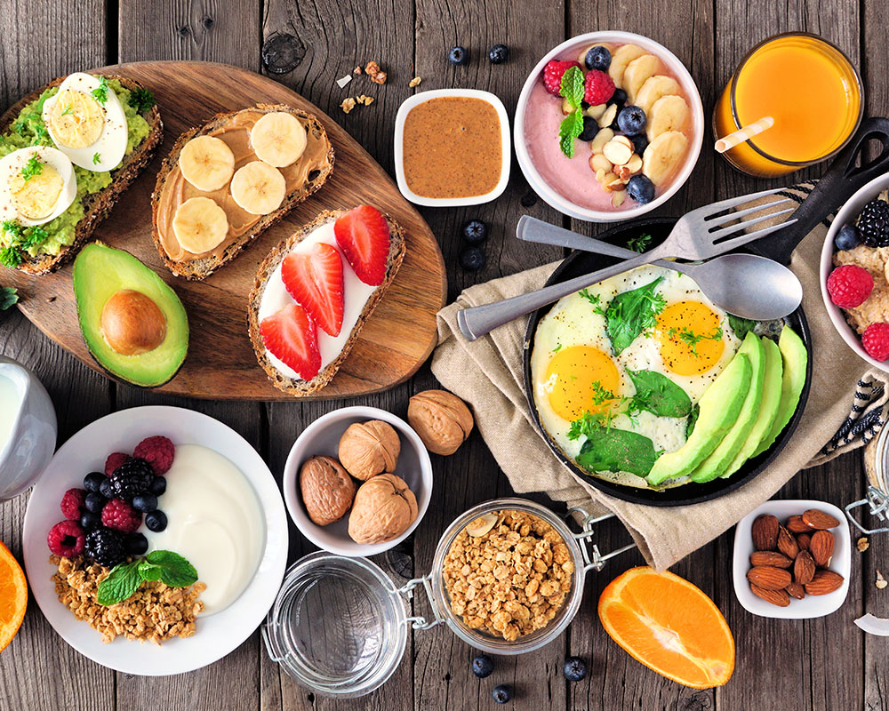 Stôl so zdravými produktmi: ovocie, zelenina, ovsené vločky