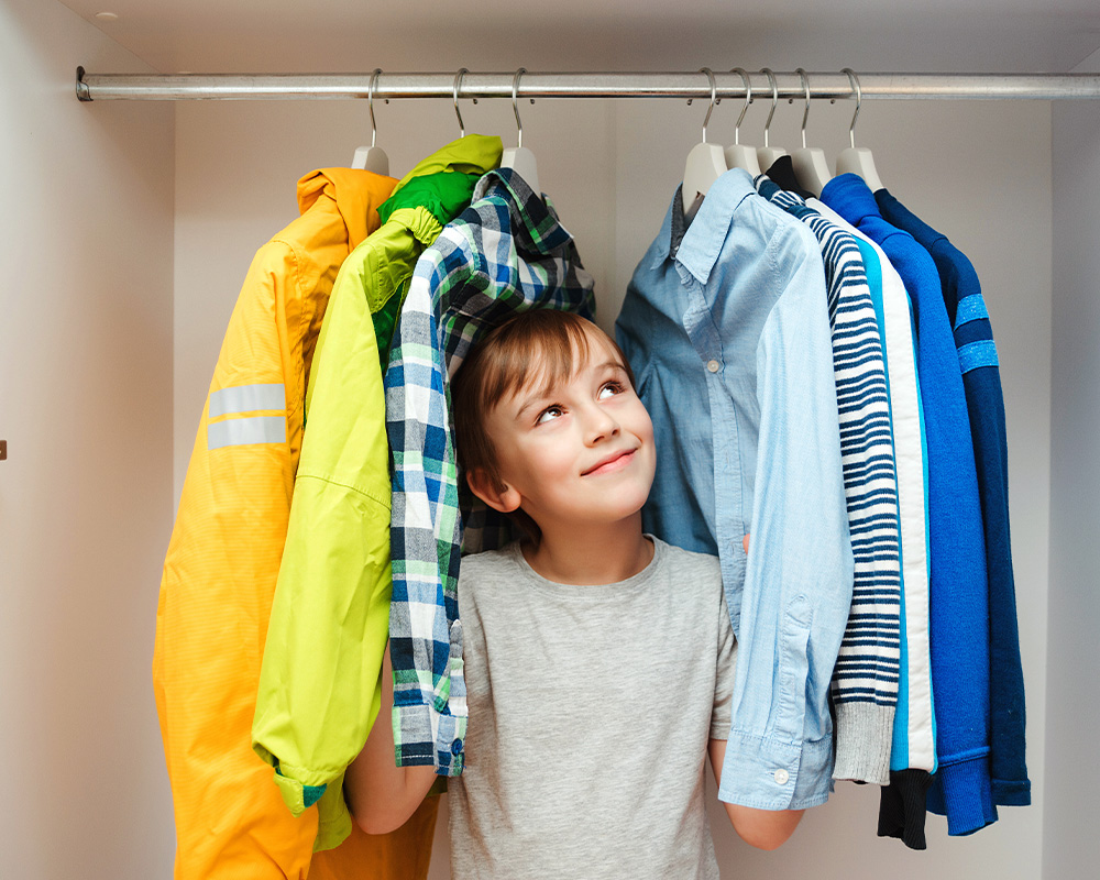Chlapec v skrini s oblečením