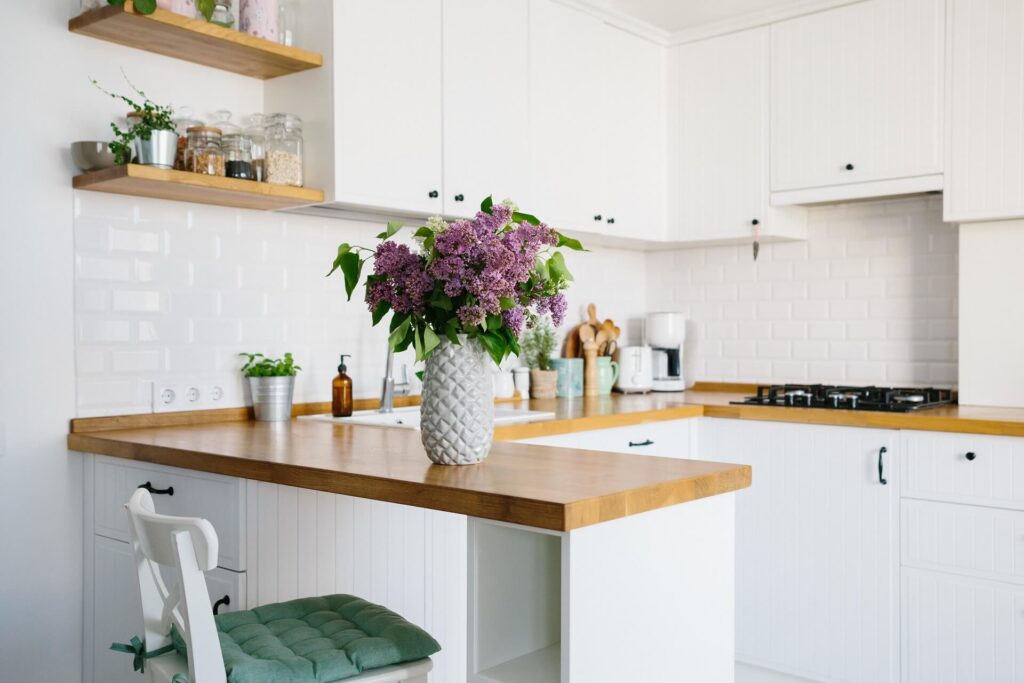 Malá kuchyňa s bielym nábytkom v škandinávskom štýle.