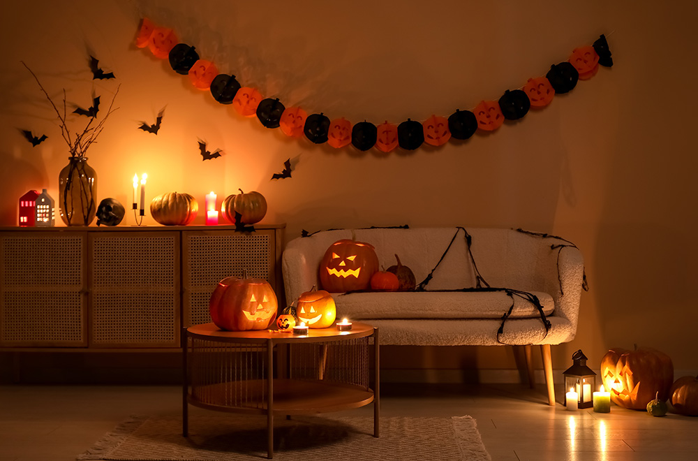 Obývačka s jack-o-lanternami a halloweenskou výzdobou