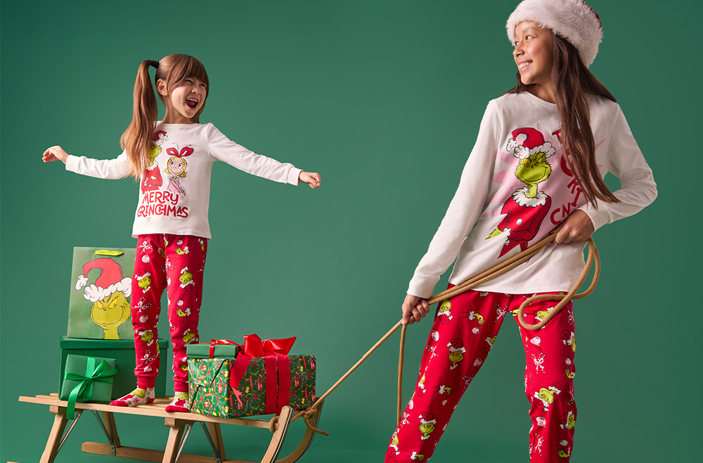 Dievčatá hrajúce sa v pyžame s Grinchovými ozdobami