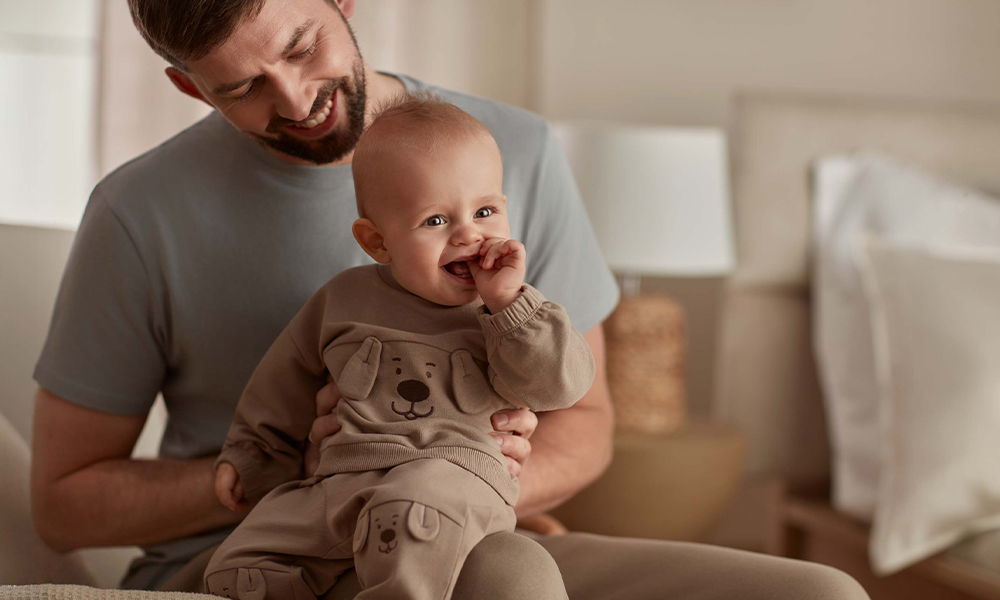 Dieťa na kolenách otca