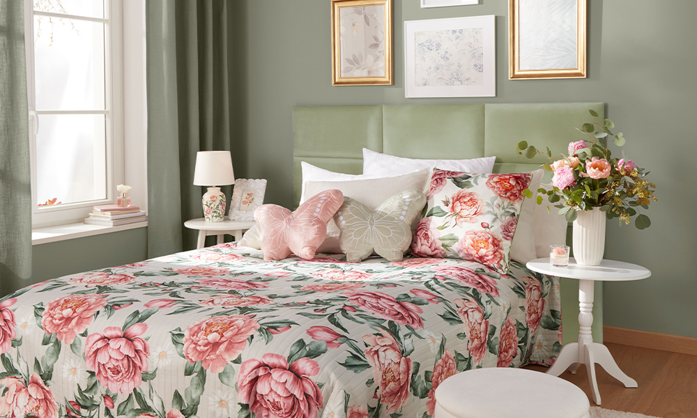 Spálňa zdobená doplnkami s motívom pivoniek