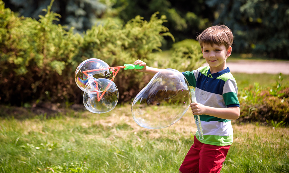 Chlapec fúka bubliny